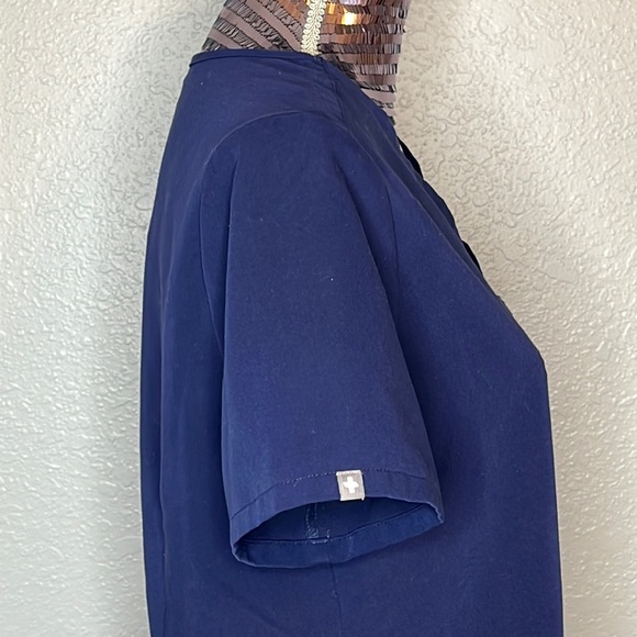 FIGS Dark Blue Scrub Top Medium - Picture 3 of 6